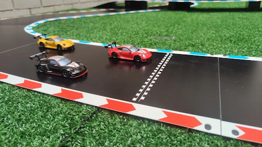 Carritos Hotwheels sobre pista inteligente