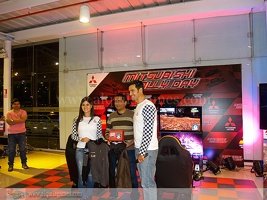 El primer puesto del Mitsubishi Rally Day recibiendo sus premios.