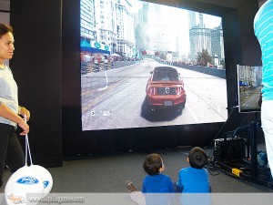 Simulador de Autos PRO 4D con movimiento real y zona de entretenimiento digital en el Desafío FORD - Jockey Plaza