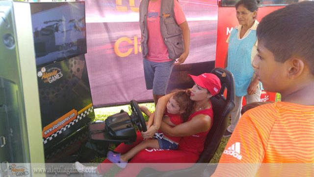 Simulador de Autos PRO con Discovery Turbo y Claro Hogar en playa de Asia