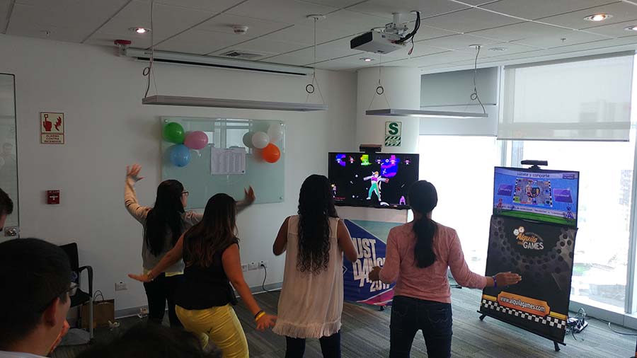 Torneo Digital con videojuegos en tu empresa - baile con sensor de movimientos