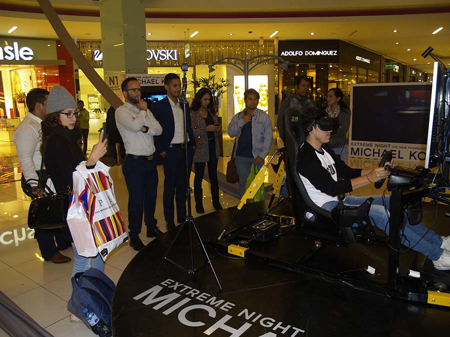 Simulador de Autos PRO 4D con movimiento real y realidad virtual - Michael Kors - Real Plaza Salaverry