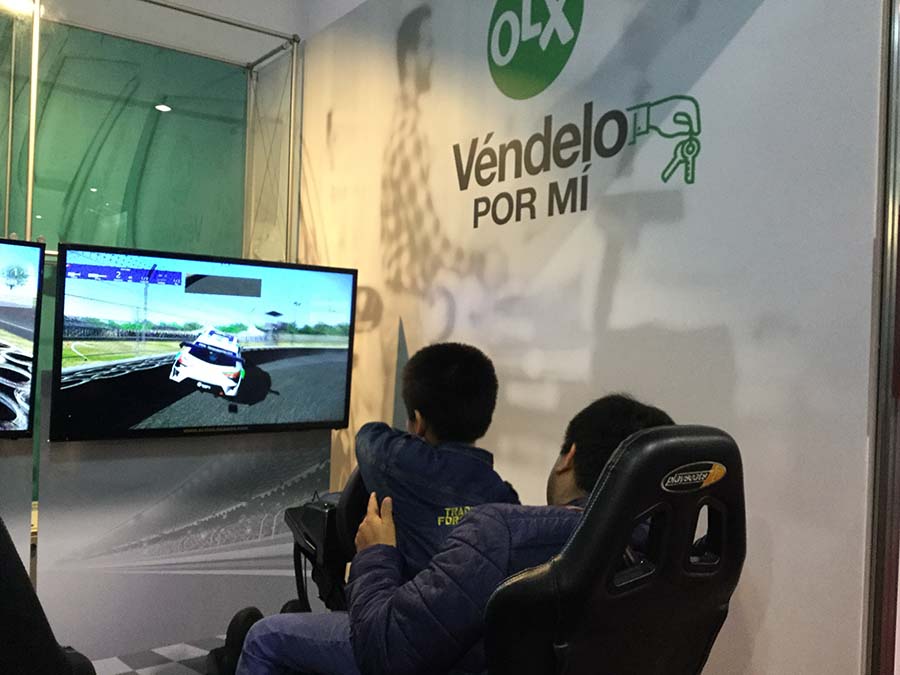 2 Simuladores de Autos PRO en stand de OLX - MotorShow